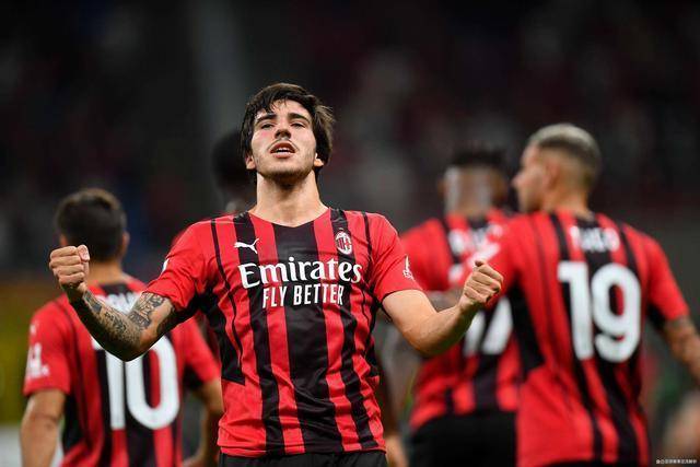 林加德社媒晒怀抱女儿照片：节日快乐